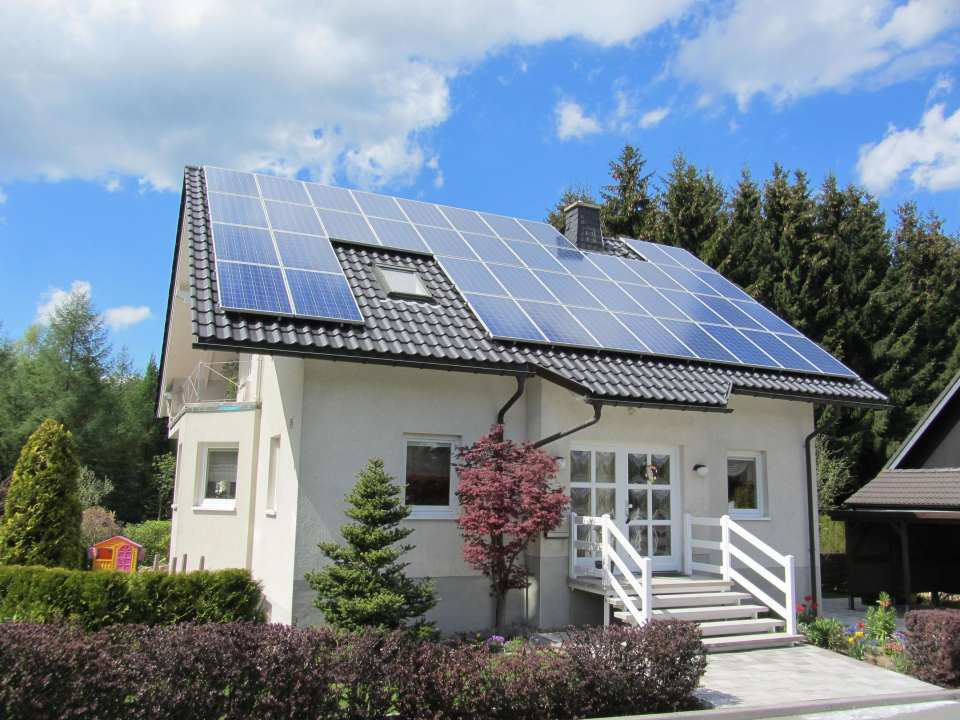napelemes rendszer egy családi házon